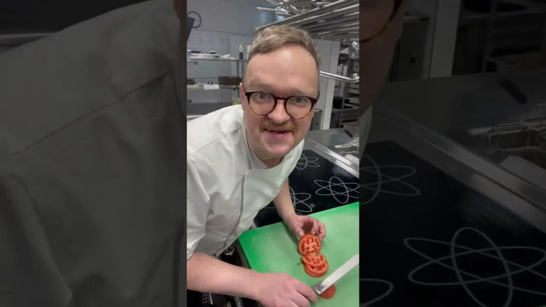 Jak pokroić pomidora do sałatki, aby uniknąć zgniecenia miąższu