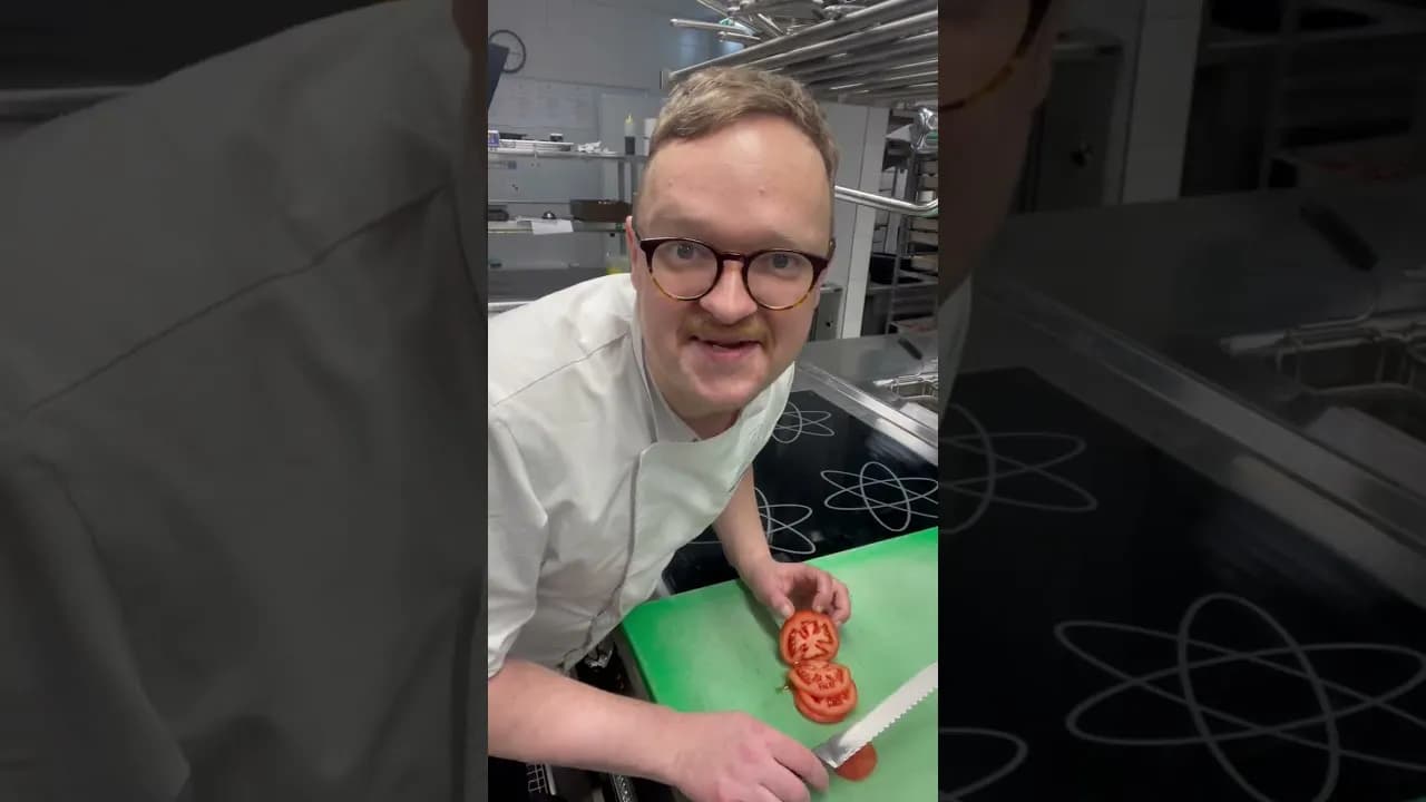 Jak pokroić pomidora do sałatki, aby uniknąć zgniecenia miąższu