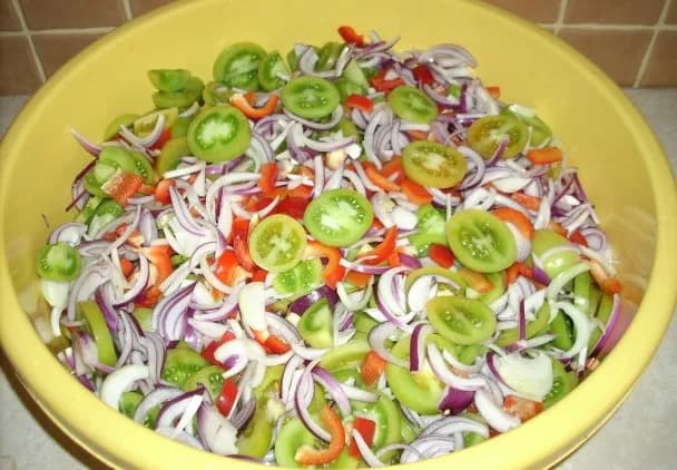 Jak zrobić sałatkę z zielonych pomidorów na zimę, aby uniknąć błędów