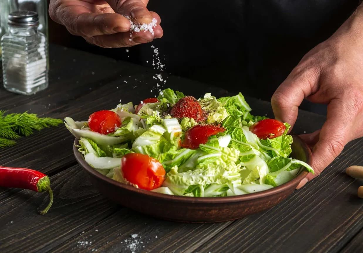 Jakie przyprawy do sałatki jarzynowej, aby zaskoczyć smakiem?