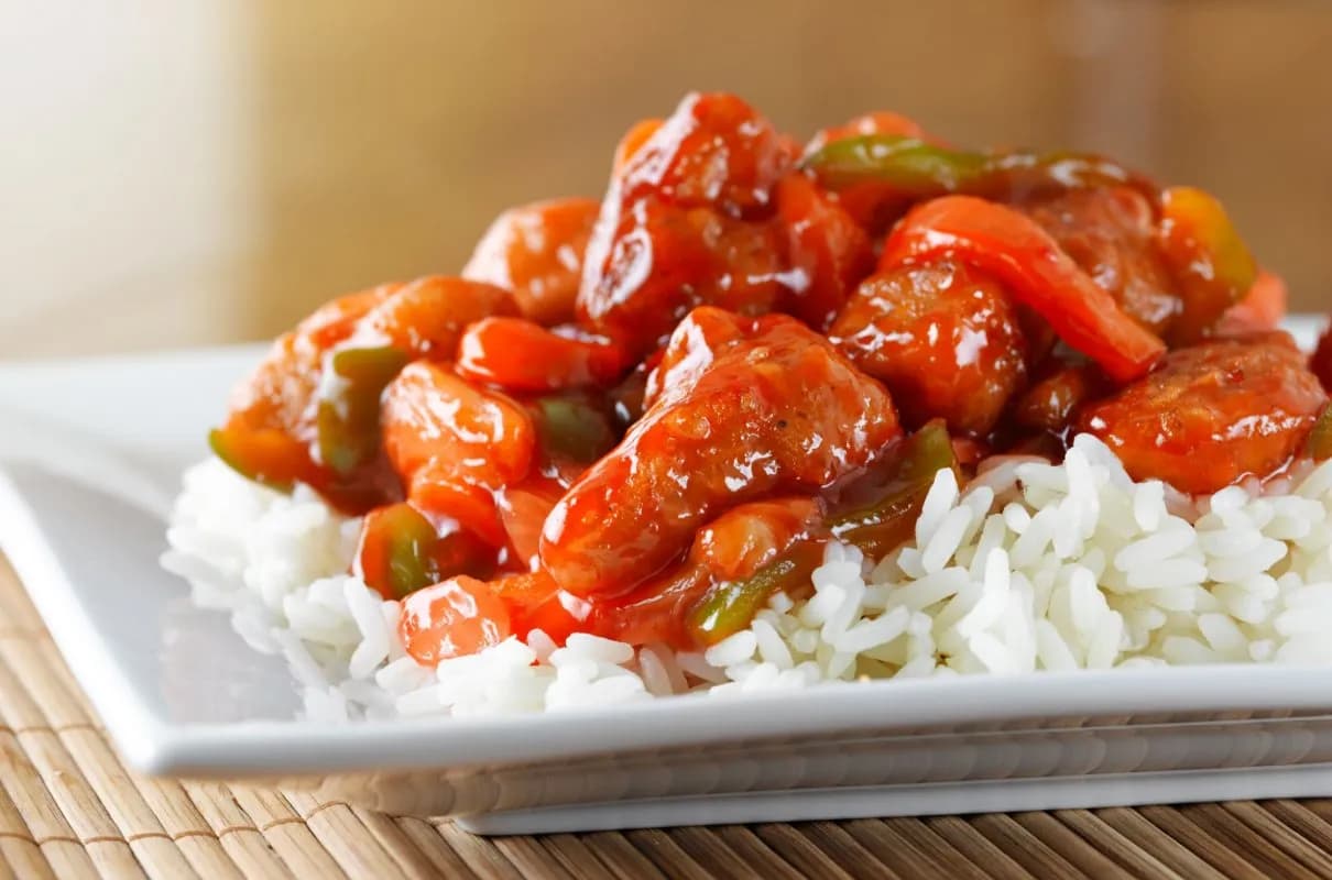 Co zrobić z sosem słodko-kwaśnym? Pyszne przepisy, które zaskoczą