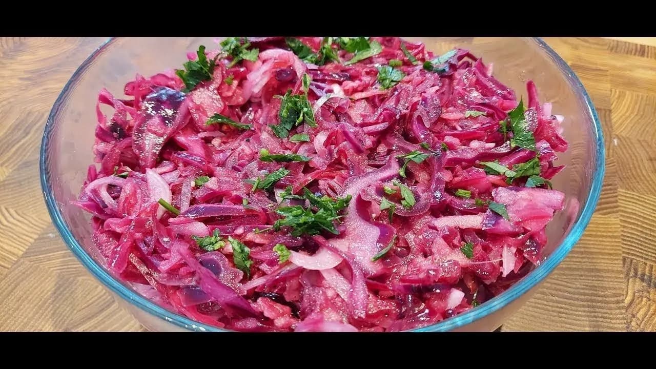 Surówka z czerwonej kapusty jak zrobić – prosty przepis na smaczny dodatek