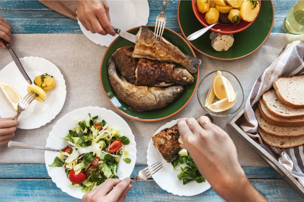 Jaka sałatka do ryby? Odkryj idealne połączenia smakowe