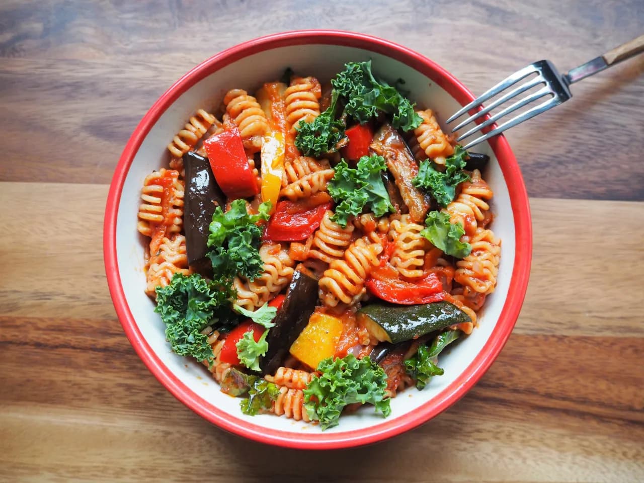 Ile kalorii ma makaron z sosem pomidorowym? Sprawdź, co zyskujesz!