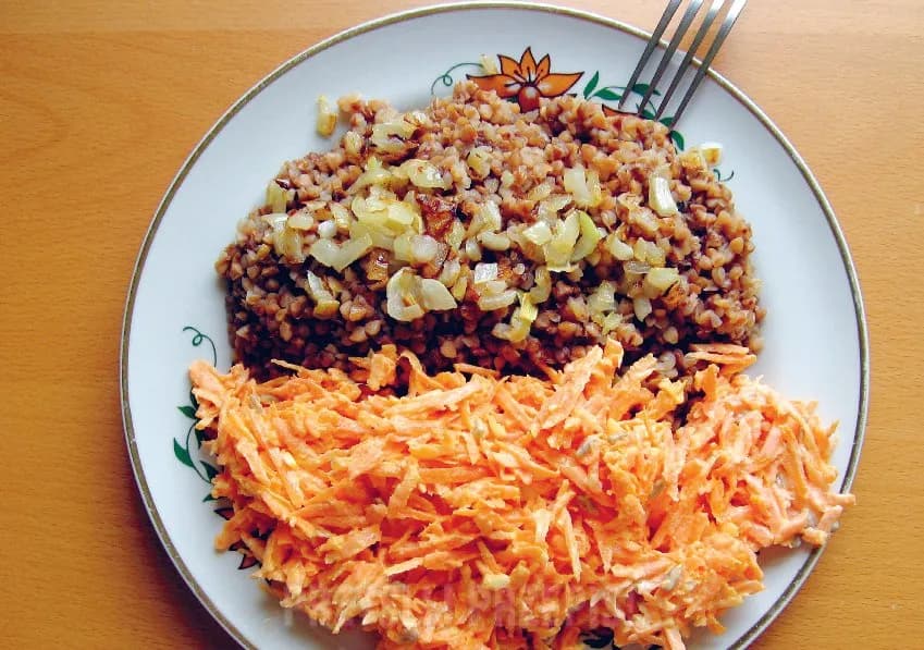 Jaką surówkę do kaszy gryczanej wybrać, aby zachwycić smakiem?