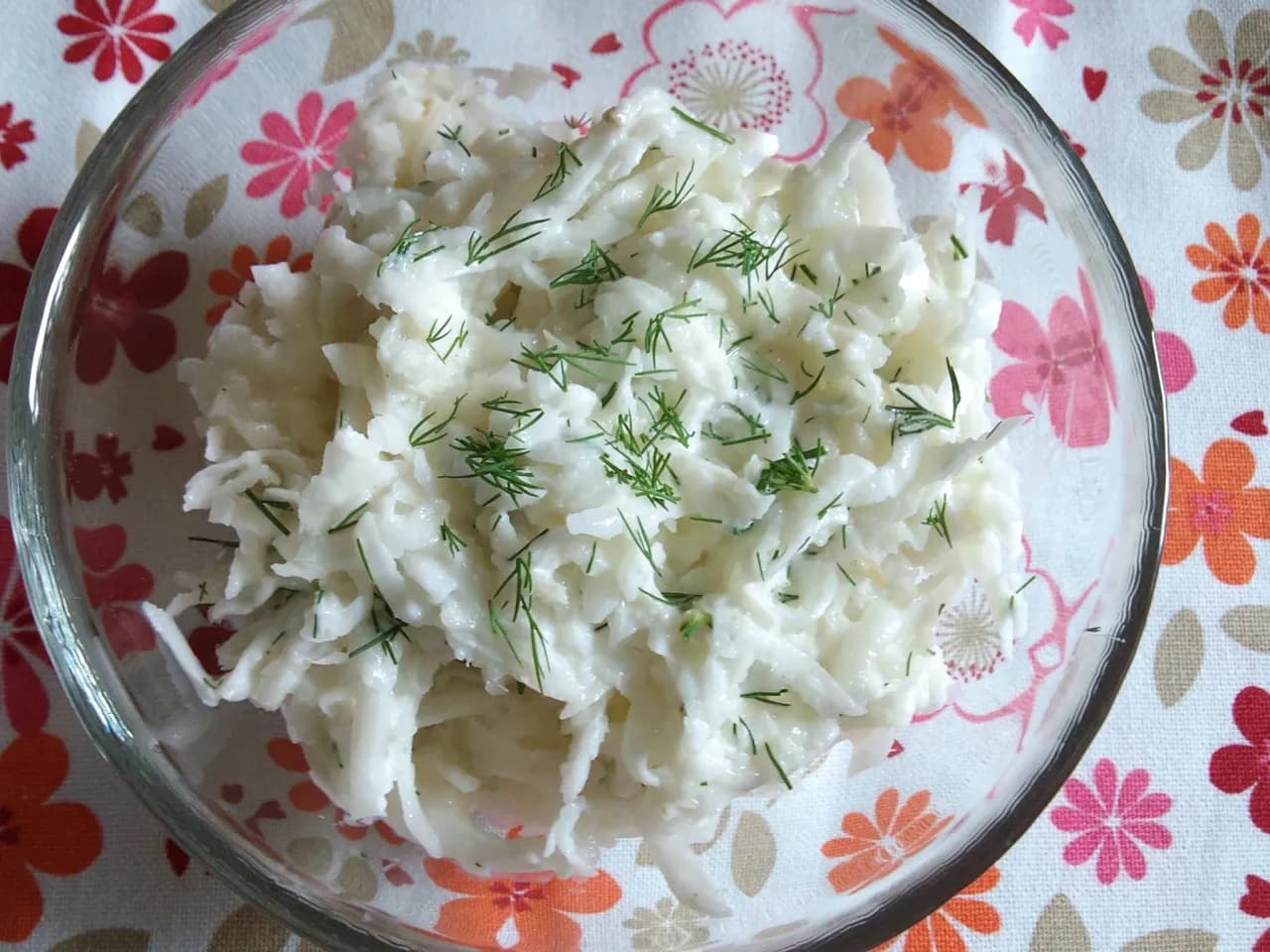 Jak zrobić surówkę z białej rzodkwi – prosty przepis na zdrową sałatkę