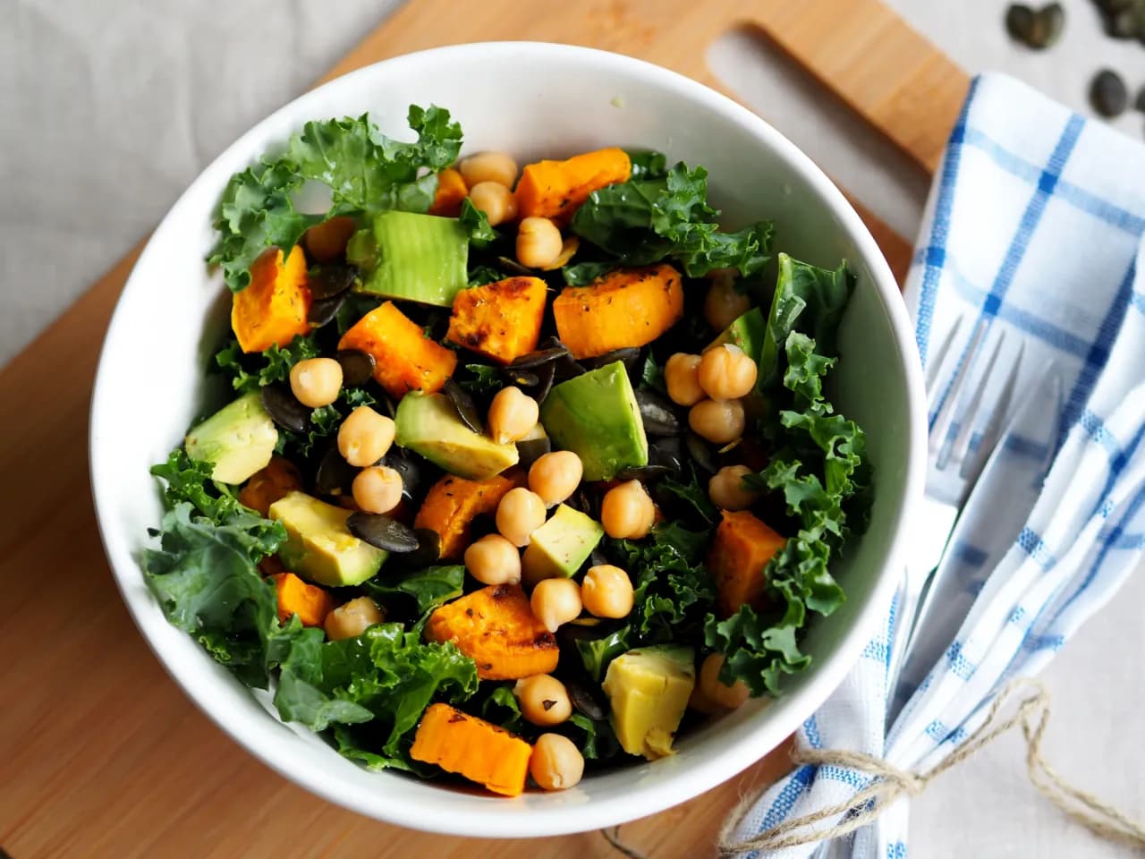 Najlepsza oliwa do sałatek: wybierz zdrowe smaki dla swojego dania