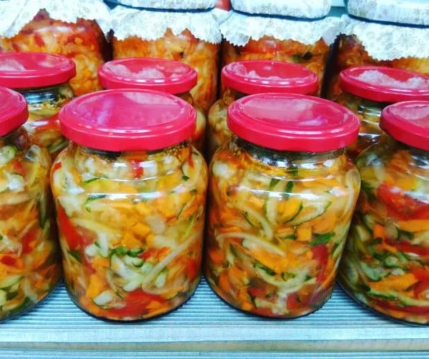 Jak zrobić sałatkę z ogórków i papryki, aby zachwycić gości?