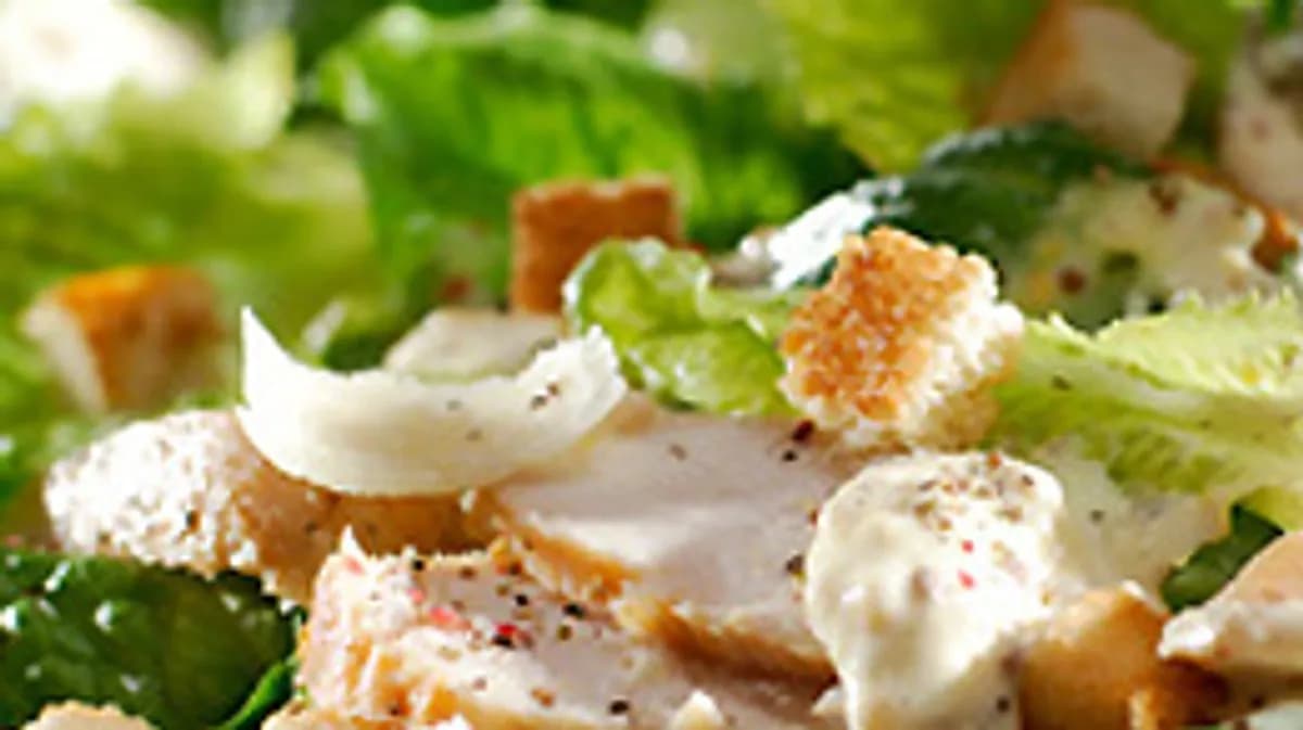 Jak zrobić sos do sałatki cezar - proste przepisy i smaczne warianty