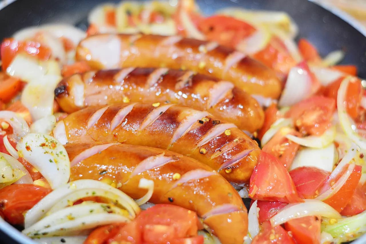 Idealne surówki do smażonej kiełbasy, które zaskoczą Twoje podniebienie