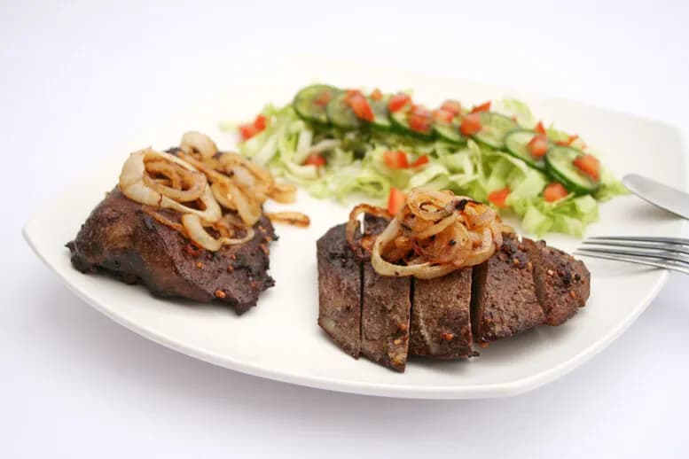 Najlepsze surówki do wątróbki – odkryj idealne połączenia smakowe