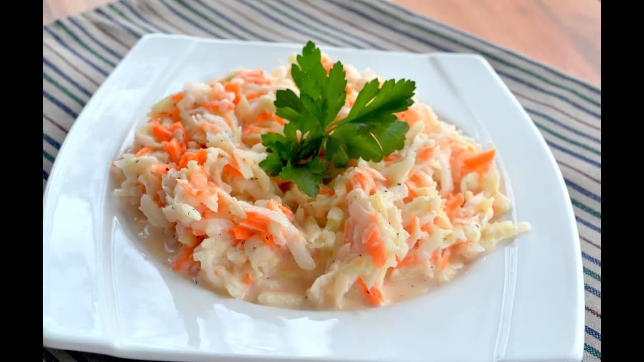 Jak zrobić surówkę z kalarepy, która zaskoczy Twoich gości?