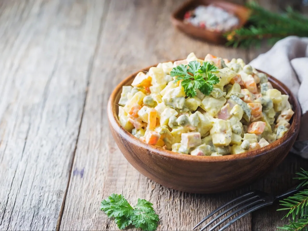 Dlaczego sałatka jarzynowa kwaśnieje? Oto przyczyny i jak temu zapobiec