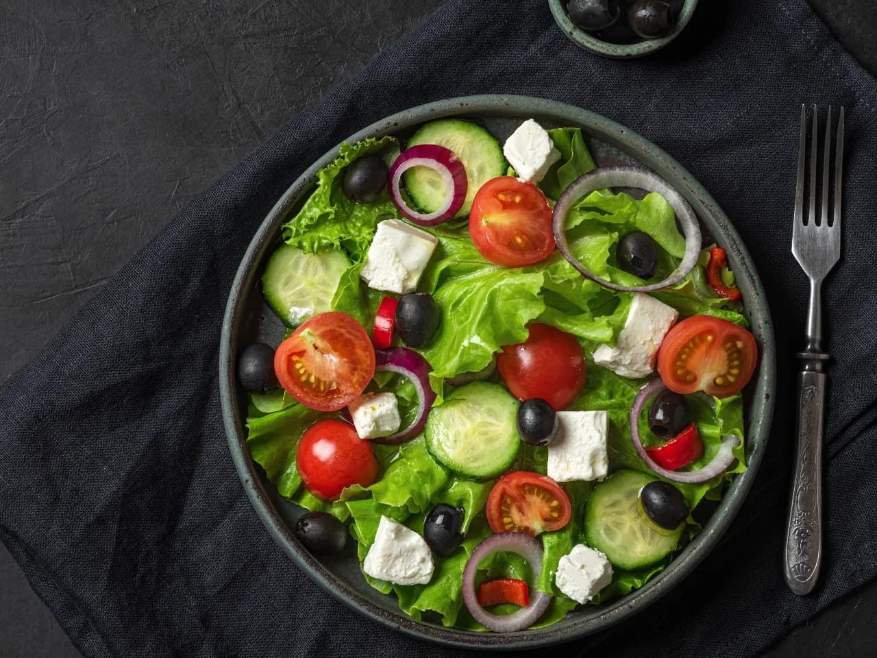 Najlepsze sosy do sałatki z fetą, które zaskoczą Twoje kubki smakowe
