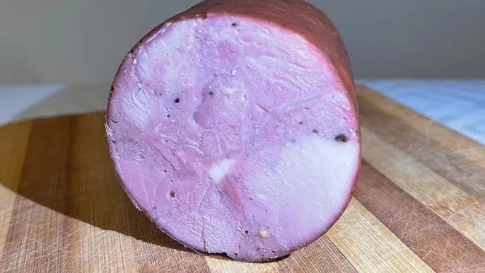 Jakie przyprawy do kiełbasy szynkowej, aby uzyskać wyjątkowy smak?