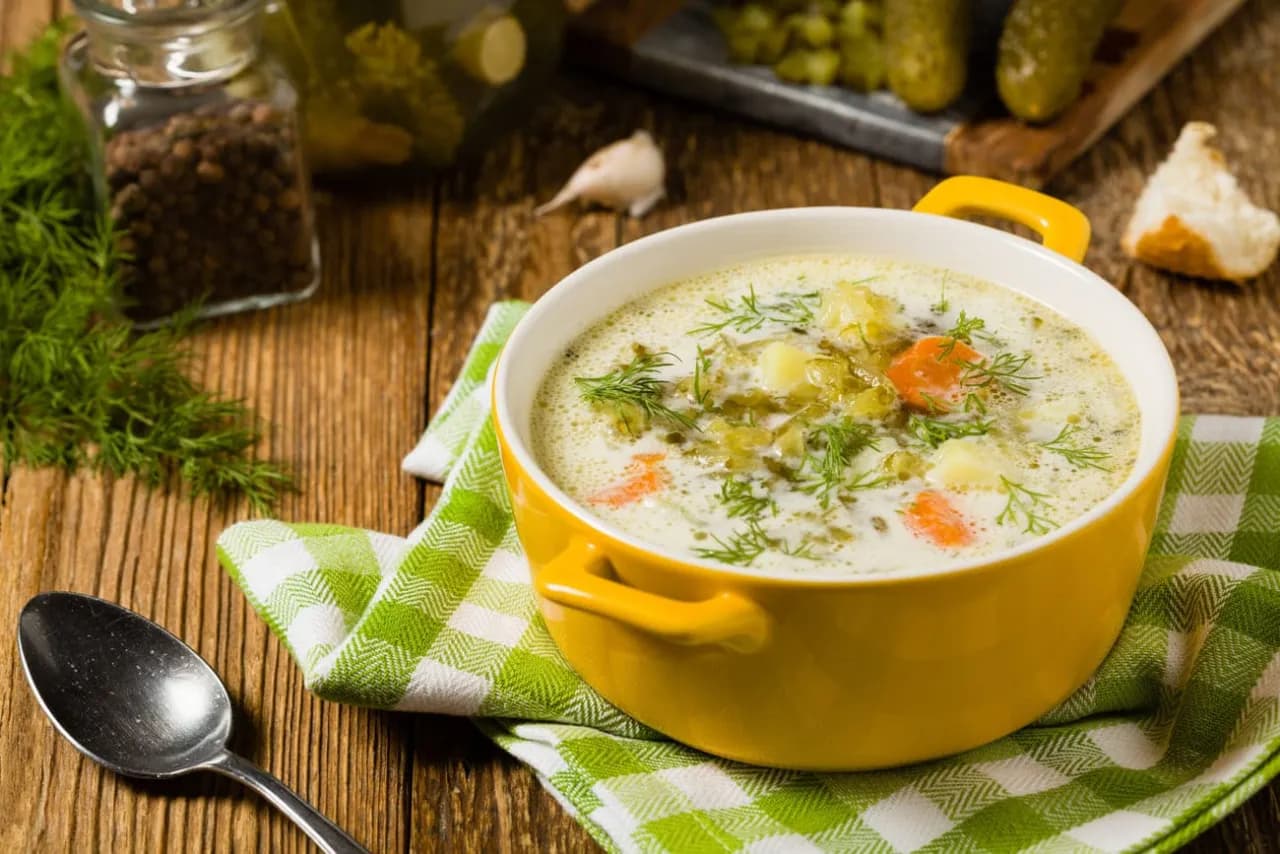 Jakie przyprawy do zupy ogórkowej, aby uzyskać niepowtarzalny smak?