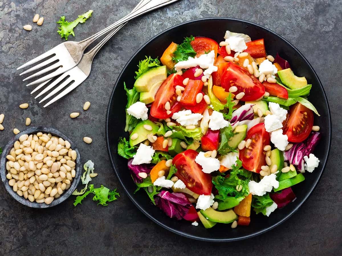 Jakie sałatki na komunię? 10 wyjątkowych przepisów, które zachwycą gości