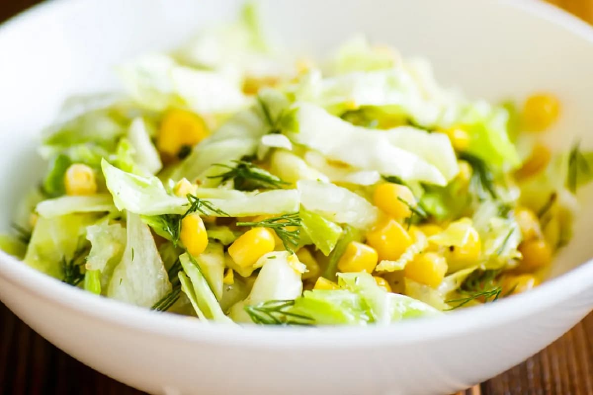 Ile kalorii ma surówka z kapusty pekińskiej? Sprawdź, co wpływa na kaloryczność