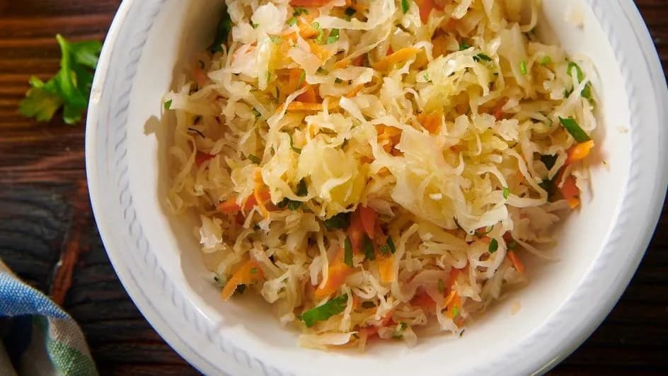 Czym doprawić surówkę z kiszonej kapusty, by zyskała smak?