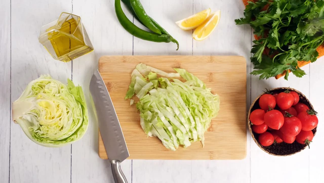 Prosta i pyszna surówka z sałaty lodowej – sprawdź najlepsze przepisy