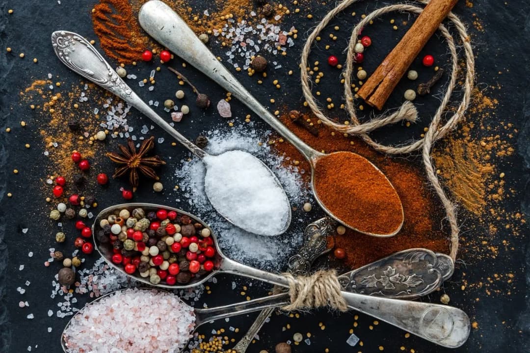 Jakie przyprawy do pieczarek, aby wydobyć ich naturalny smak?