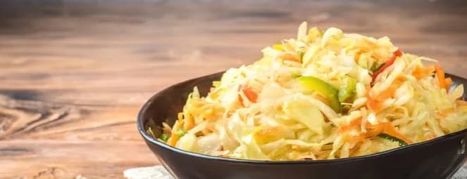Prosta surówka z kiszonej kapusty, która wzbogaci każdy posiłek