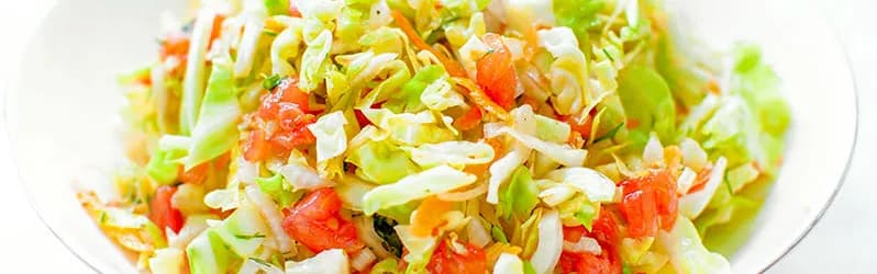 Jaką surówkę do zrazów wybrać, by zachwycić gości smakiem?