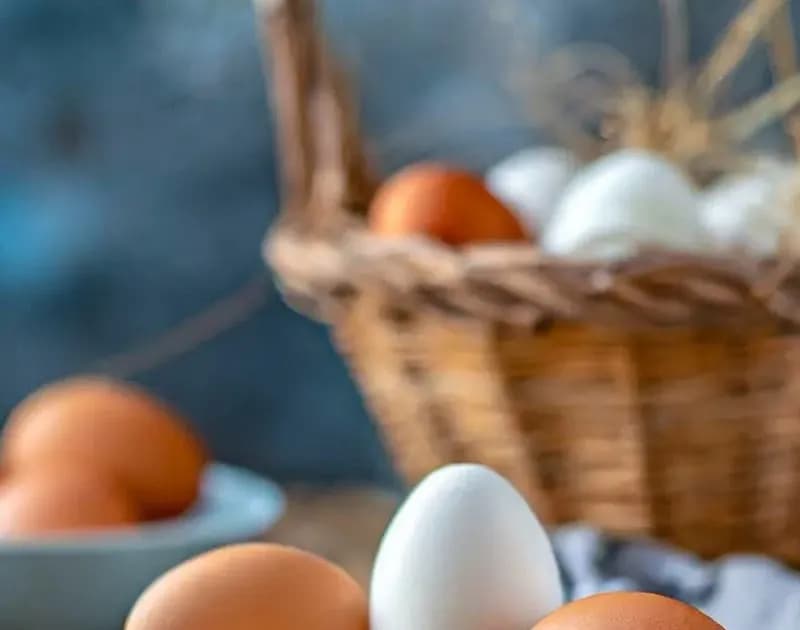 Ile gotować jajka do sałatki, aby uniknąć twardych i zielonych żółtek?