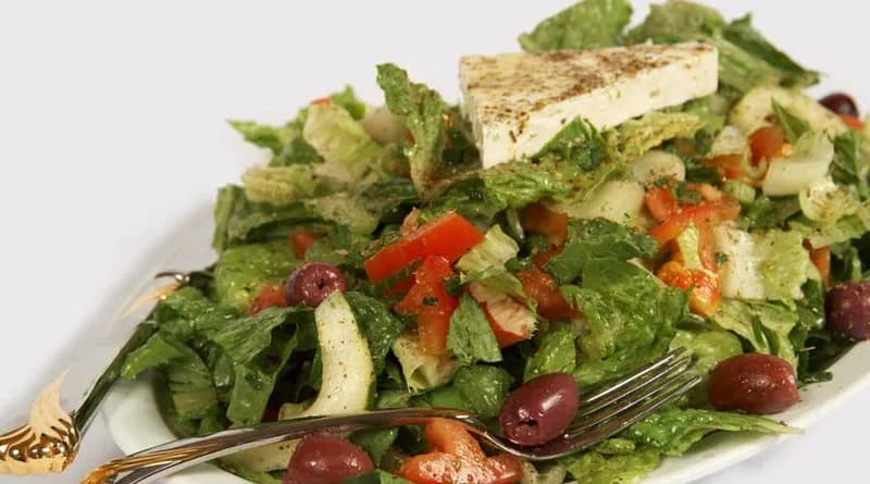 Idealne sałatki do steka, które podkreślą smak Twojego dania