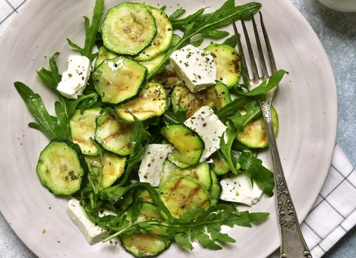 Jak zrobić sałatkę z cukinii – proste przepisy na pyszne danie