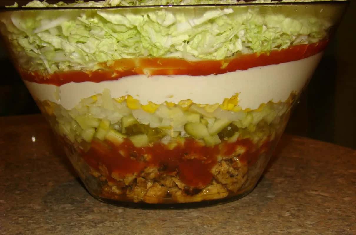 Szybki i prosty przepis na sos do sałatki gyros, który zachwyca