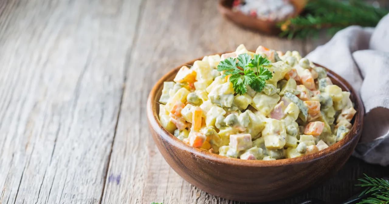 Ile kalorii ma sałatka jarzynowa z majonezem? Zaskakujące wartości!