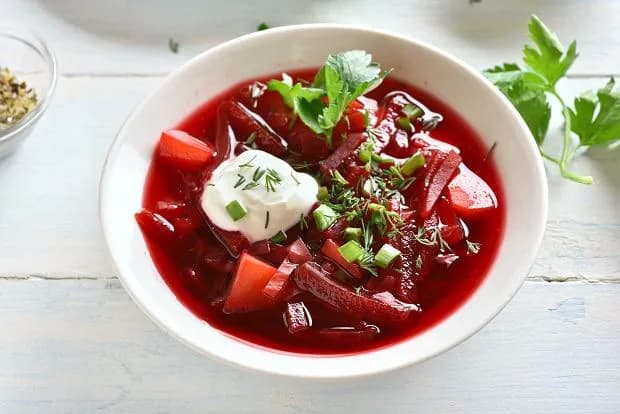 Jakie przyprawy do zupy buraczkowej, aby wydobyć jej najlepszy smak?