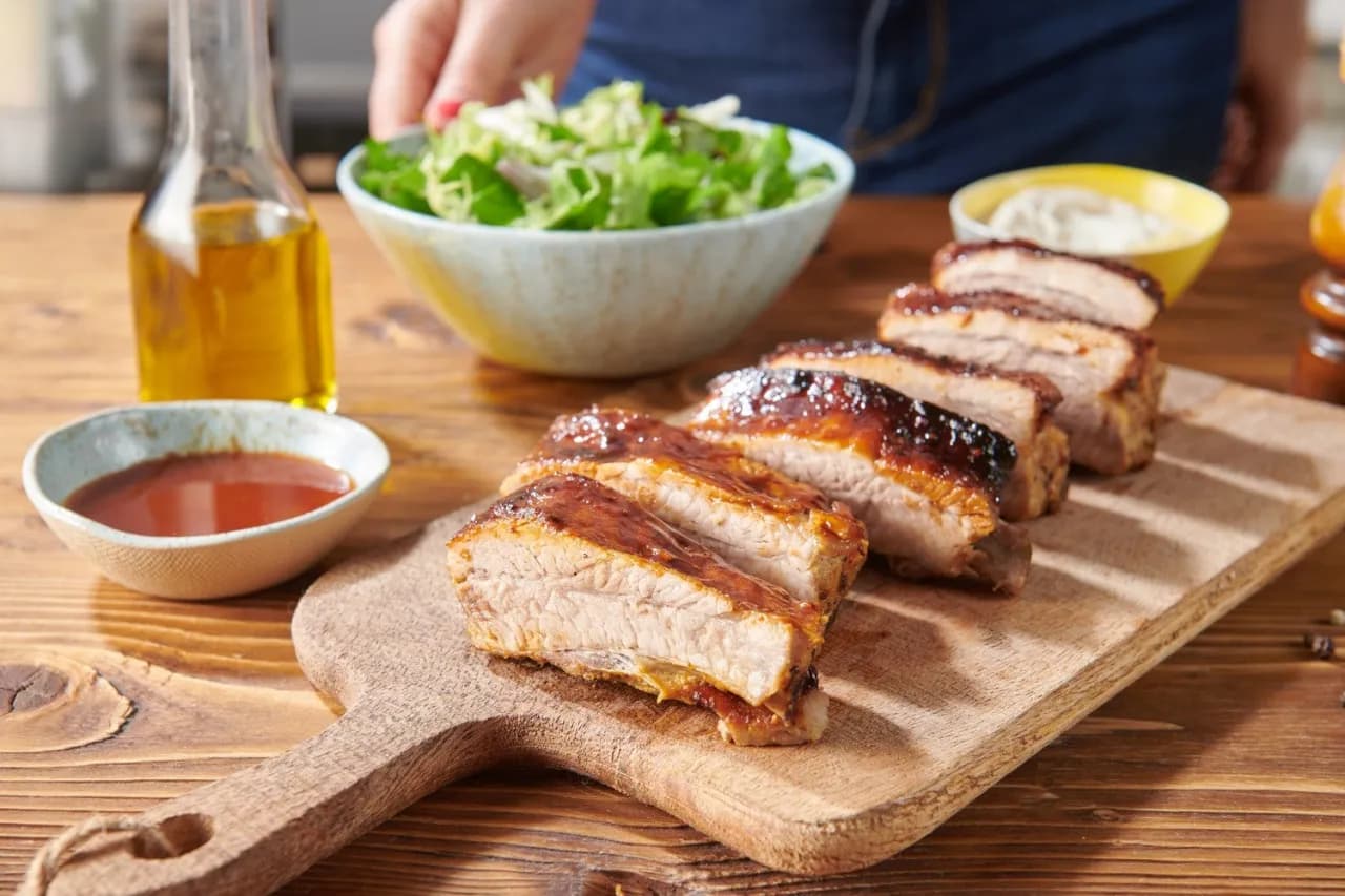 Idealne surówki do żeberek w miodzie, które zachwycą Twoich gości