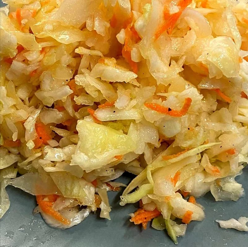 Surówka z białej kapusty jak na weselu - tradycyjny przepis na smakowitość