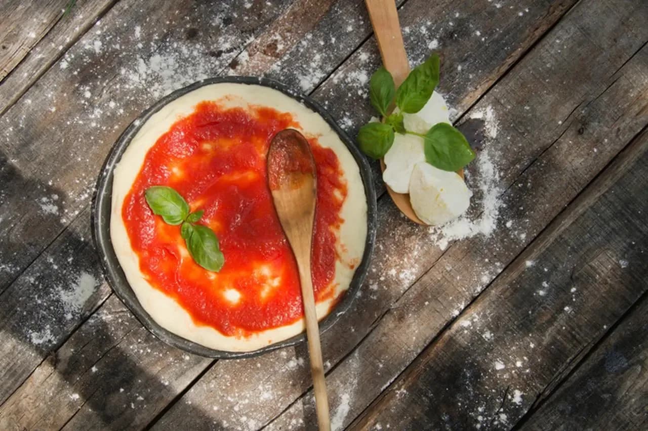 Jak zrobić sos do pizzy z koncentratu - łatwy przepis na pyszny smak