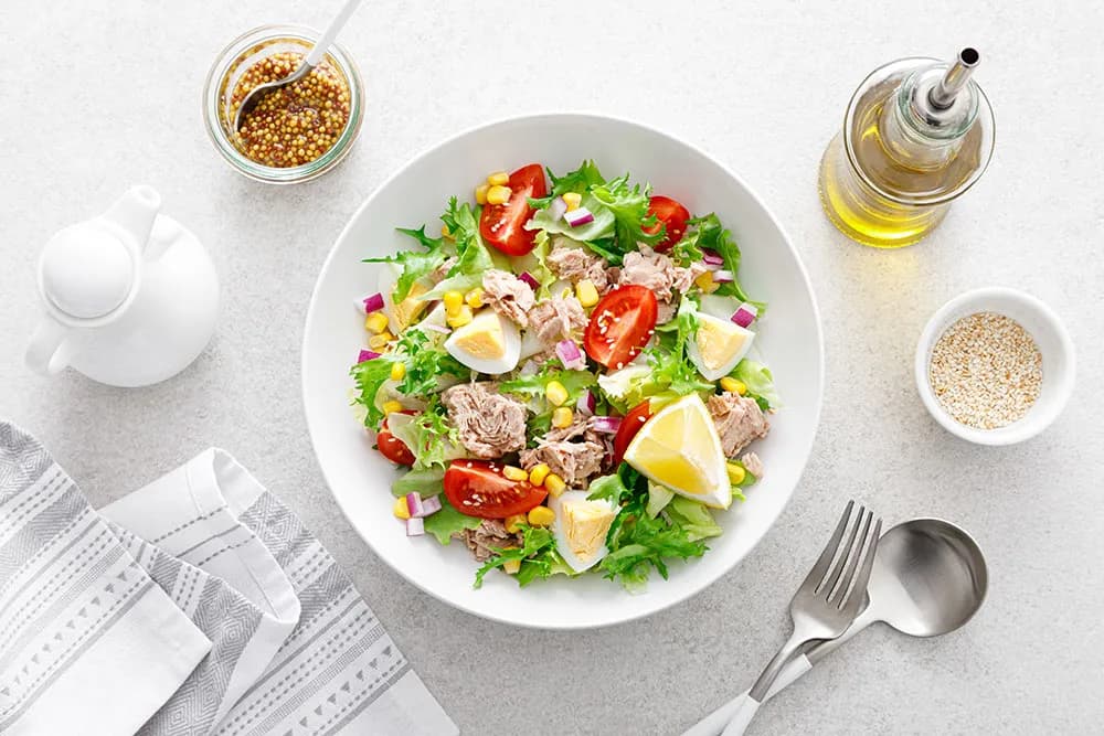 Jaki tuńczyk do sałatki? Wybierz zdrową opcję dla smaku i diety