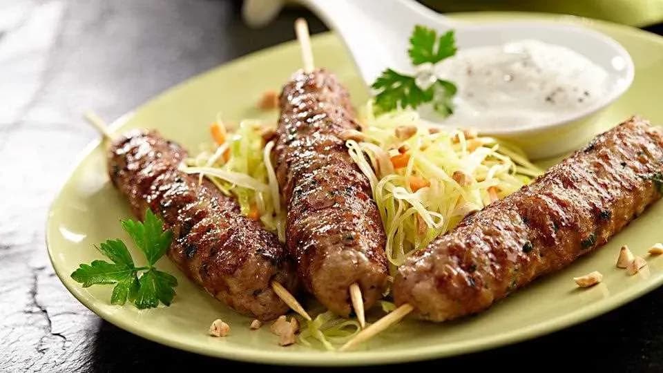 Jakie surówki do szaszłyków wybrać, aby zachwycić gości?