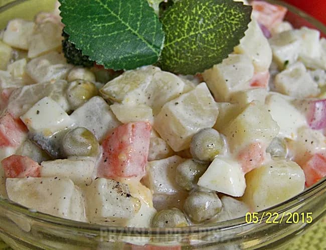 Sałatka jarzynowa z jogurtem: ile kcal? Lżejsza wersja krok po kroku