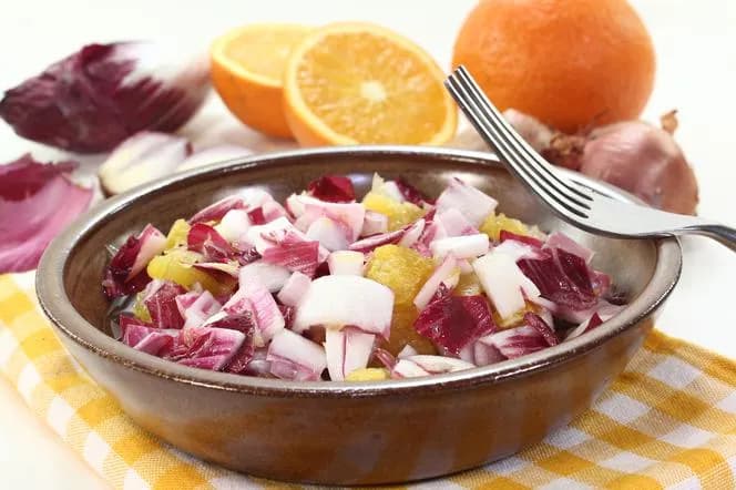 Jak zrobić surówkę z cykorii, która zachwyci smakiem i zdrowiem