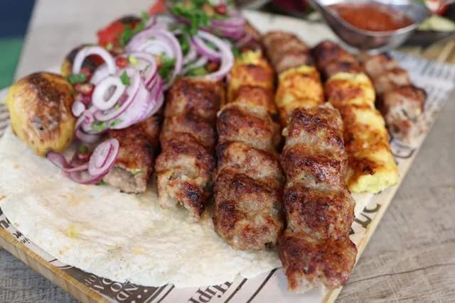 Czy kebab jest keto? Sprawdź, jak jeść go na diecie ketogenicznej