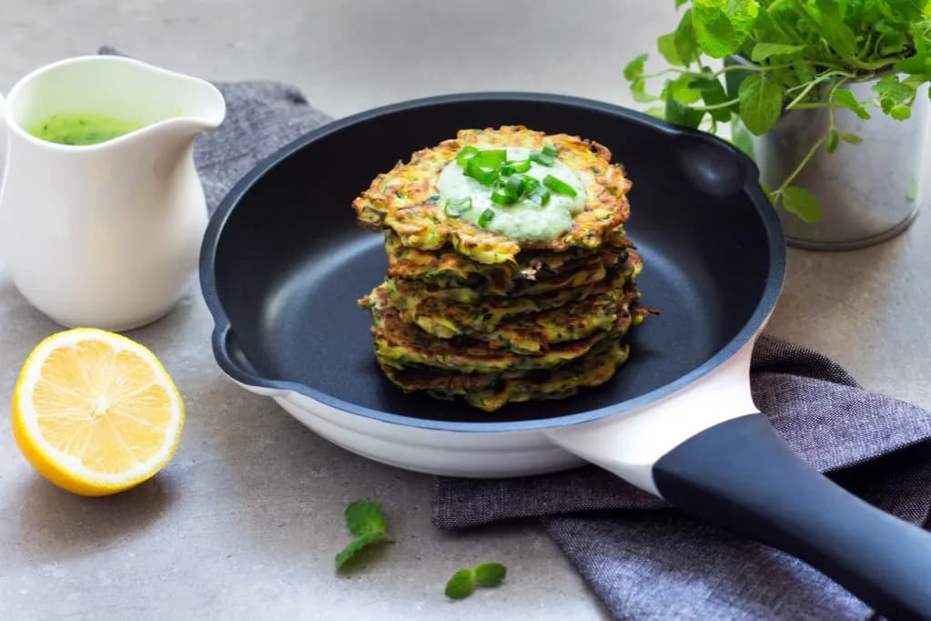 Jaki sos do placków z cukinii? Odkryj najlepsze smaki i przepisy