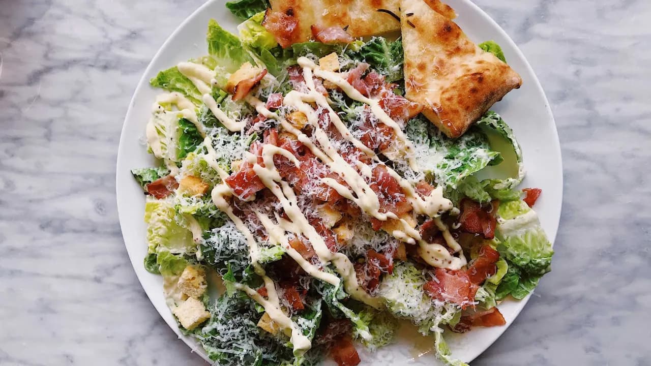 Jaki ser do sałatki cezar? Odkryj najlepsze opcje dla smaku