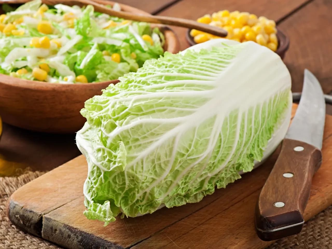 Jaki sos do surówki z kapusty pekińskiej, aby zachwycić smakiem?