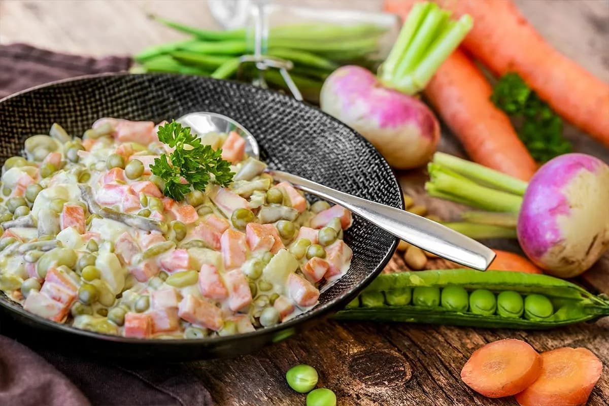 Jak długo gotować ziemniaki do sałatki jarzynowej, aby nie były rozgotowane?