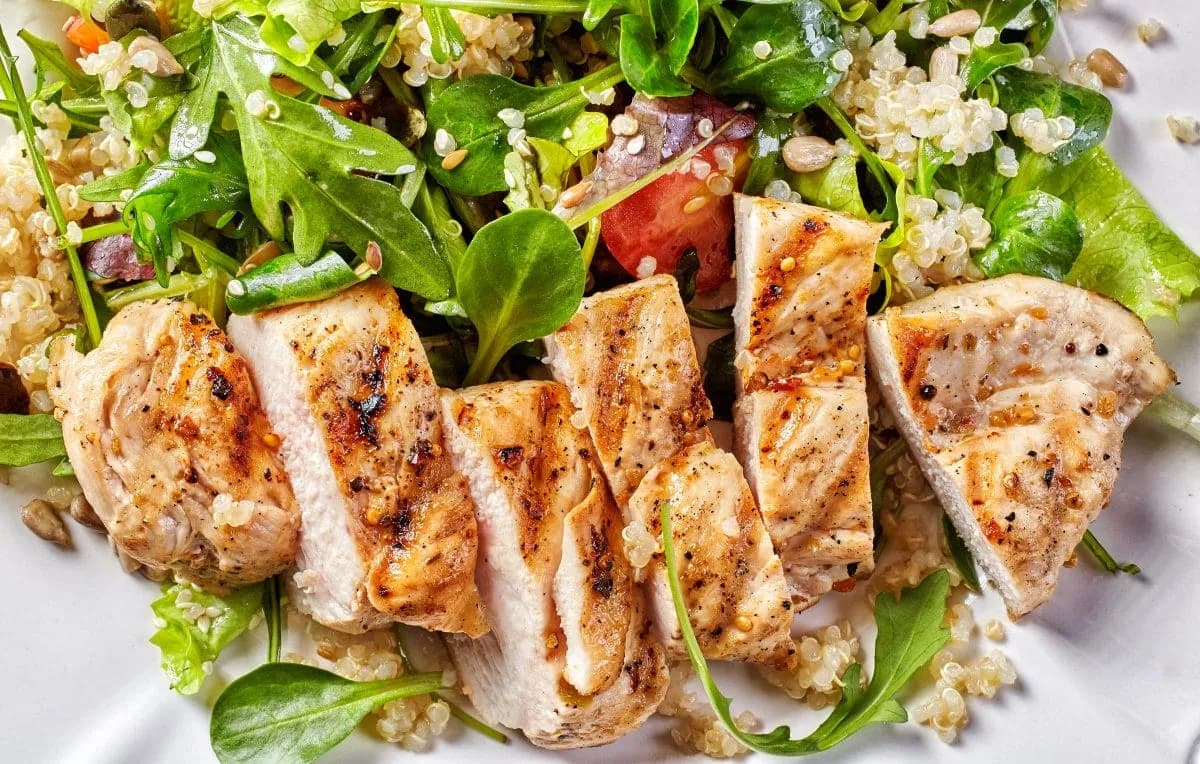 Najlepsze sosy do sałatki z kurczakiem, które poprawią smak dania