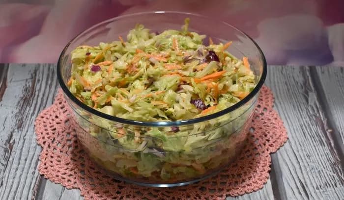 Idealna surówka do mięsa w sosie, która podkreśli smak potrawy