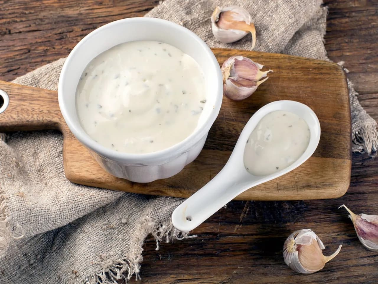 Jak zrobić sos czosnkowy z majonezem – prosty przepis na pyszny dodatek