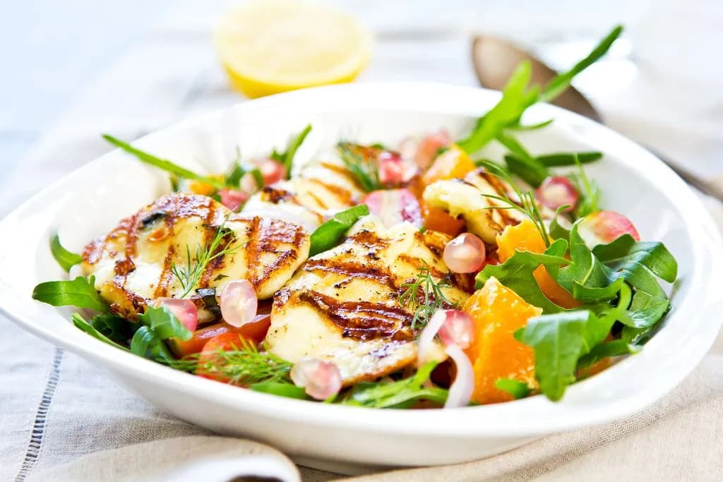 Ile kalorii ma sałatka? Sprawdź, co możesz jeść bez wyrzutów!