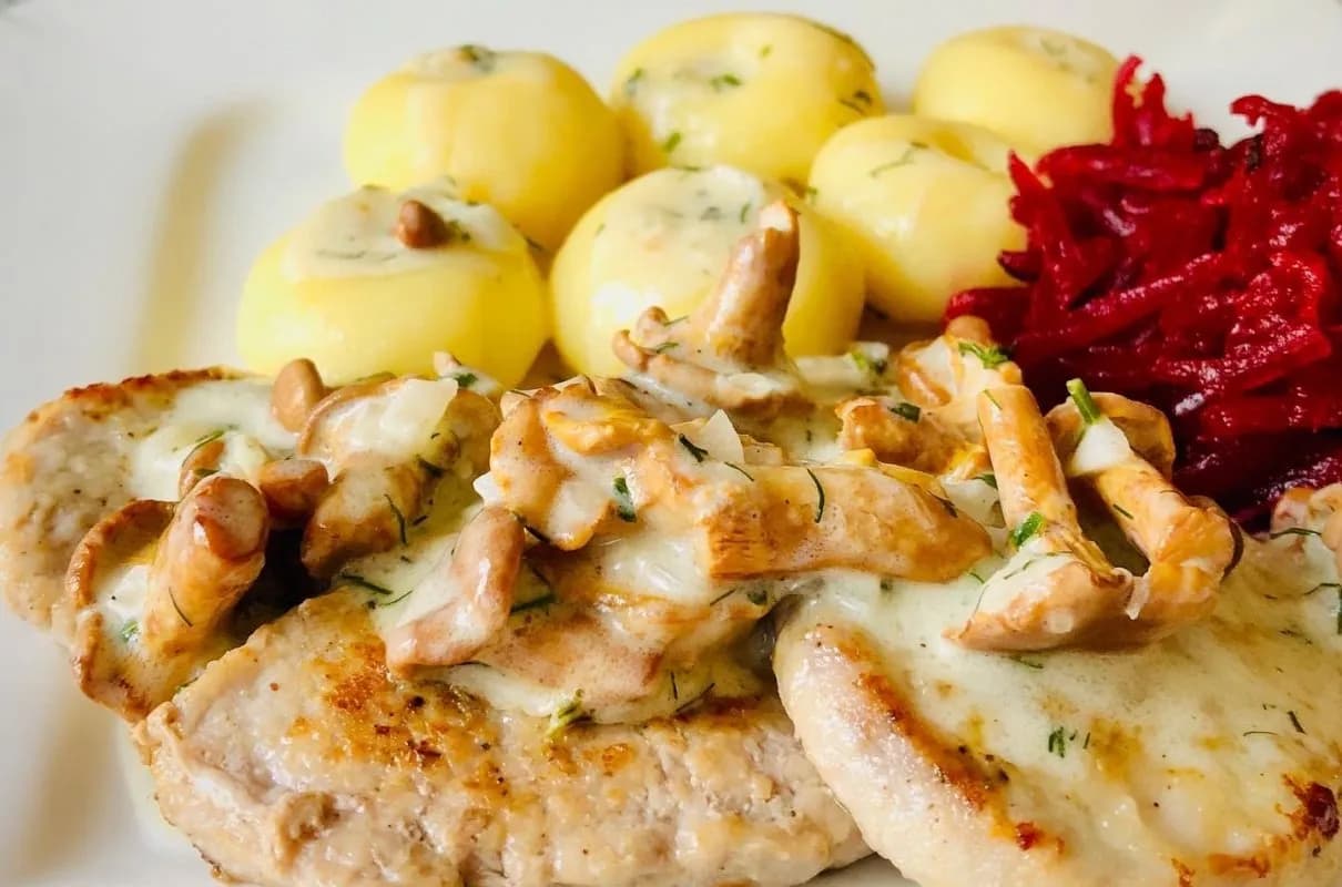 Idealna surówka do polędwiczek w sosie kurkowym, która zachwyca smakiem